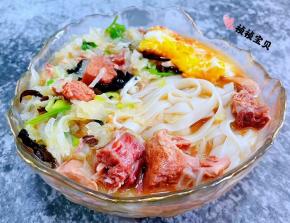 面条放入容器中做好的汤汁淋在面条上面再摆上简蛋就大功告成了