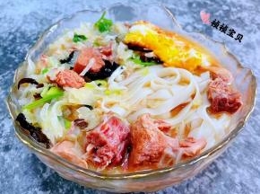 面条放入容器中做好的汤汁淋在面条上面再摆上简蛋就大功告成了