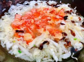 添加适量清水倒入大雁肉肉罐头拌匀大火烧开