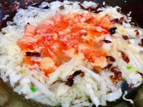 添加适量清水倒入大雁肉肉罐头拌匀大火烧开