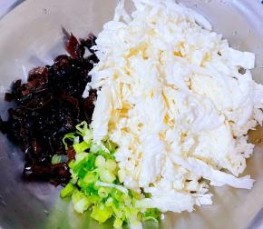 白菜心和木耳切丝香肠切小粒