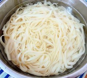 煮好的面条立即放入冷水中过凉