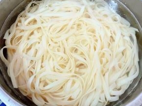 煮好的面条立即放入冷水中过凉
