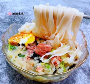 好吃的面条特别劲道混搭着鲜美的汤汁让人回味无穷