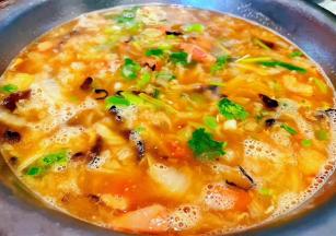 最后撒上香葱和香菜提鲜即可出锅享用