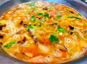 最后撒上香葱和香菜提鲜即可出锅享用