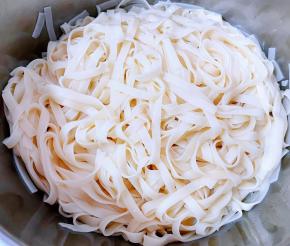 处理好的面条沥干水分备用