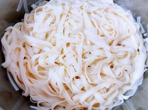 处理好的面条沥干水分备用