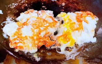 锅中倒入油加热打入鸡蛋两面煎至金黄色熟透先盛出备用