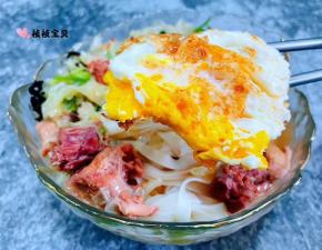 煎蛋混搭着面条和美味的食材一起吃更加香浓