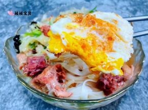 煎蛋混搭着面条和美味的食材一起吃更加香浓