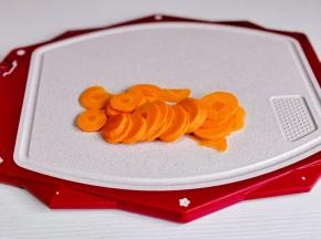 胡萝卜去皮洗净切片。