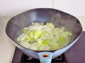 锅中加水烧开，下白菜焯水1分钟捞出过冷水。