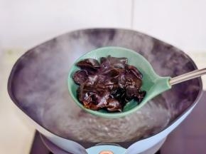 黑木耳焯水2分钟捞出。