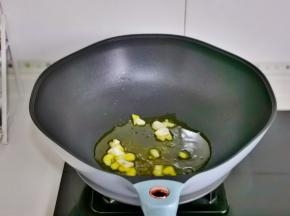起油锅加入蒜煸炒。