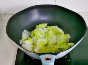 加入焯水的白菜翻炒。
