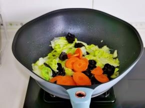 加入黑木耳，胡萝卜片。