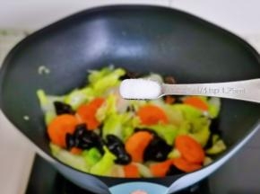 按个人口味加入盐。