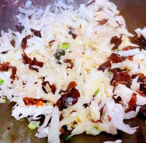 放入白菜心和木耳炒出水分微微变软