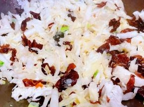 放入白菜心和木耳炒出水分微微变软