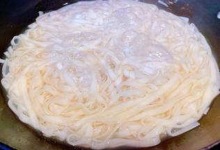 锅中烧开水放入一点点盐再放入面条大火煮至面条熟透而不软烂即可