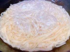 锅中烧开水放入一点点盐再放入面条大火煮至面条熟透而不软烂即可