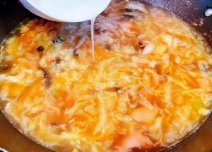 放入调味料一品鲜酱油、黑胡椒粉、盐、味精、香油调味均匀再淋上少许水淀粉勾芡薄薄的透明薄芡