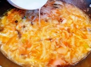 放入调味料一品鲜酱油、黑胡椒粉、盐、味精、香油调味均匀再淋上少许水淀粉勾芡薄薄的透明薄芡