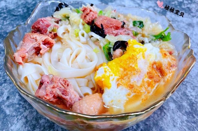 大雁肉白菜煎蛋木耳热汤面
