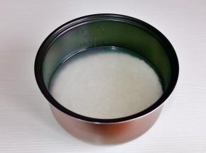 大米淘洗干净，倒入电饭煲中，按平时个人的做饭习惯加水煮饭即可。