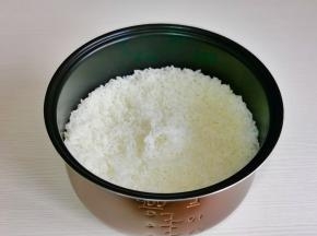 煮熟的米饭香味扑鼻而来。