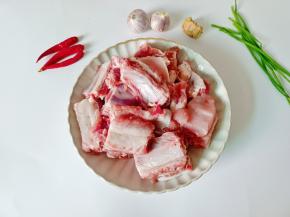 把新鲜的排骨切成寸段。