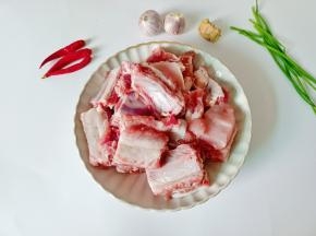 把新鲜的排骨切成寸段。