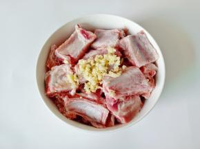 排骨清洗干净后沥干水分，加入蒜泥。