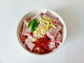 加入葱段，生姜丝，辣椒丝。