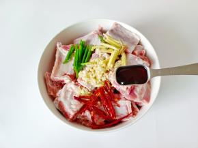 加入蚝油两勺。