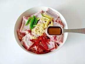 加入料酒两勺。