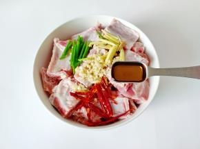 加入料酒两勺。