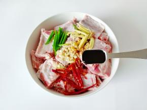 加入生抽两勺。