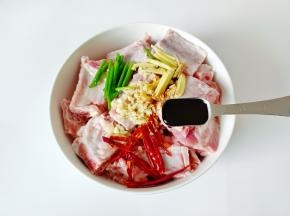 加入生抽两勺。