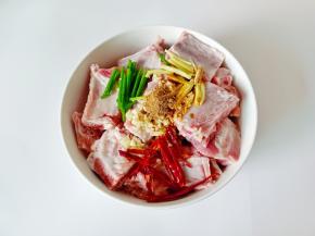 加入少许的十三香。