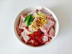 加入少许的十三香。