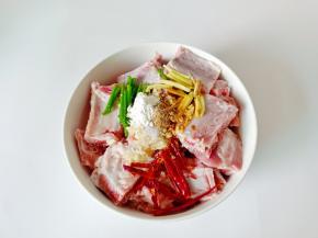 加入白糖与淀粉。