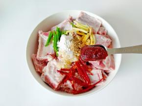 加入辣椒酱一勺。