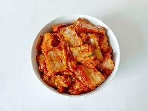 带上手套抓拌均匀腌制两小时。