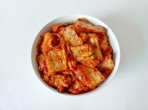 带上手套抓拌均匀腌制两小时。