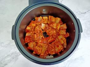 腌制好的排骨，放在空气炸锅里。