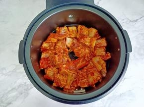 腌制好的排骨，放在空气炸锅里。