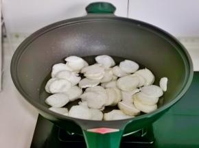 锅中加水下杏鲍菇片烧开煮2分钟捞出。