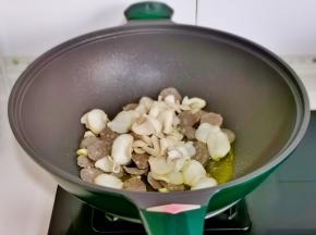 加入焯水的杏鲍菇片。